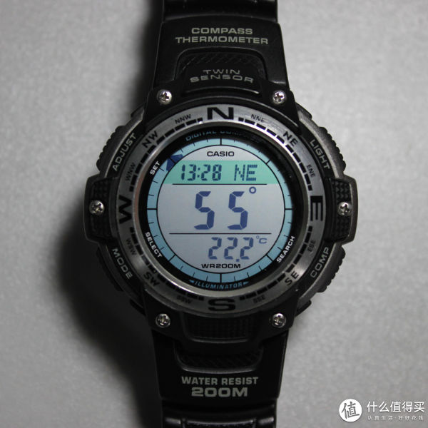 2 mm,表盘上方也印了twin sensor:compass和thermometer,下方印了