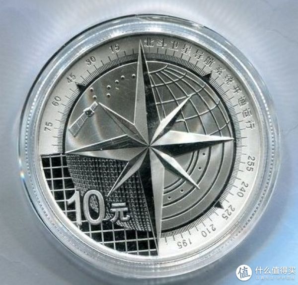 看币,1盎司圆形银质纪念币背面图案为指北针造型,衬以卫星,北斗七星及