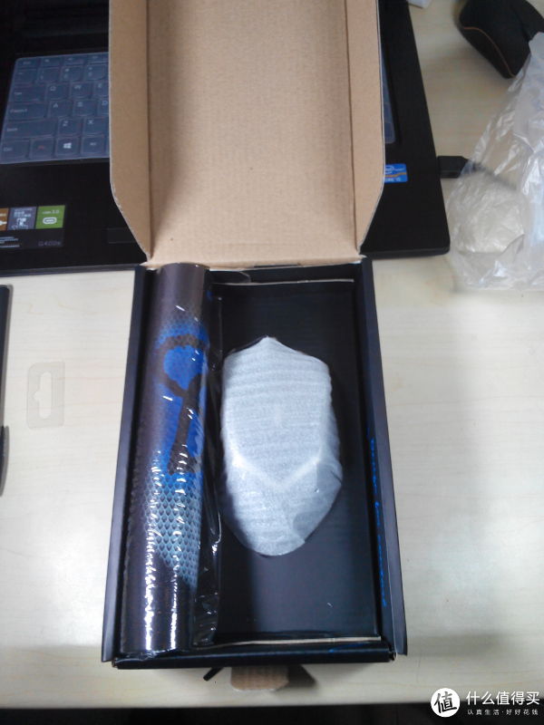 打开以后的样子,卷起来的鼠标垫是卖家送的。 打开以后的样子,卷起来的鼠标垫是卖家送的。
