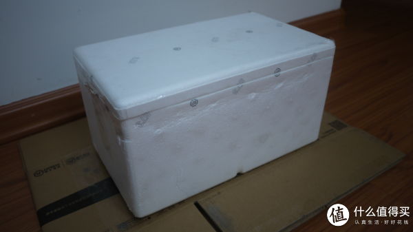 箱子里面, 是一个泡沫箱, 沿着盖子一圈又是结实的封箱带. 幸亏卤煮海淘了一把leatherman的多功能刀, 开箱毫不费力 箱子里面, 是一个泡沫箱, 沿着盖子一圈又是结实的封箱带. 幸亏卤煮海淘了一把leatherman的多功能刀, 开箱毫不费力