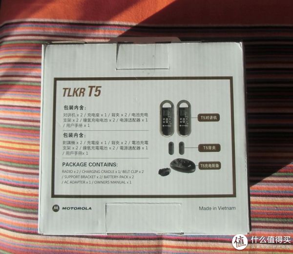 背面是包装清单,两只机头,两块电池,两个背夹,两口充电器,T5的设计还是真心不错的,毕竟是08年红点设计奖得主 背面是包装清单,两只机头,两块电池,两个背夹,两口充电器,T5的设计还是真心不错的,毕竟是08年红点设计奖得主