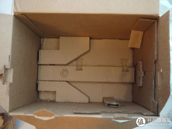 掏空了内容物的箱子，可以看到支撑的还是很好的，本体和零件放在里面基本不会晃动，各有各的位置。