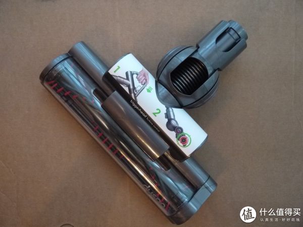 吸头，里面的毛刷是气动控制的，可以选择旋转或不旋转，旋转的时候可以带走长的毛发，Animal版本特有的吧。