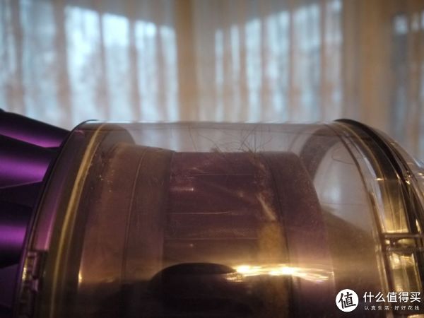 使用感受有下面几点吧：1、轻，别看他那么大个，拖动的时候得益于专利的转向轮机构，一点也不沉，延长杆也非常轻，使用起来毫无压力；2、滑，吸尘头和地面接触的部分异常的顺滑，推拉起来简直是一种享受，仿佛冰刀划过冰面一样，绝不夸张。3、劲，DC39是Dyson产品线中马力第一的款式，不开泄压阀的情况下吸地毯基本是不可能的任务。。。声音方面也比小狗小很多，是比较高频的的丝丝丝丝的进气声。4、悔，后悔买这货买的太晚了，真TMD好用。