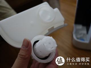 蓄水的入口可以拧开，比家里那个亚都加湿器设计人性化多了