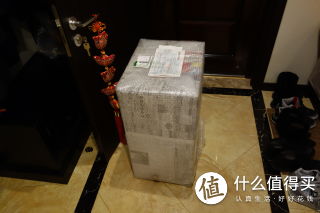 刚到家的样子。