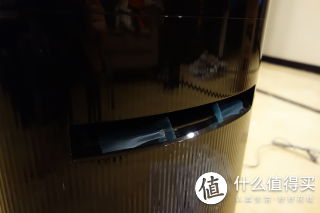 机器主题上有很多这样的胶条，都翘起一边，拿掉很方便。