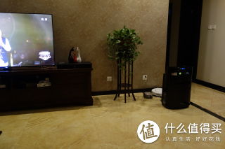 先在客厅随便找个位置。