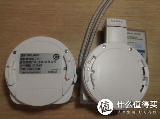 背面的扣板是可拆解的，拆解下来才能看到电池仓