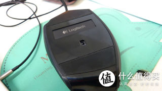 底部非常干净，只有一个罗技商标。