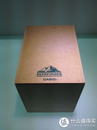 手表的包装，感觉像木头的硬纸板