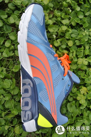 采用 PUMA 创新型一体式内底，稳定技术制成。