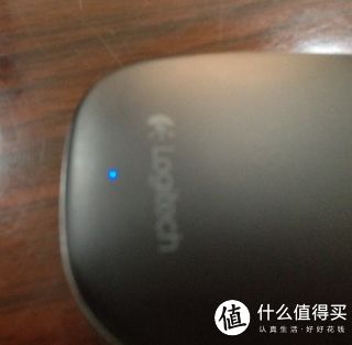 开机或者链接时的灯，很小，不特意去看不会注意到。