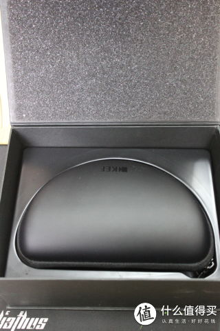 抽掉外面纸壳后打开耳机盒，仅露出了耳机便携包，十分简洁