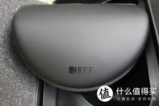 便携包的做工可以称得上精湛，皮质手感的硬壳，结合了实用和美观