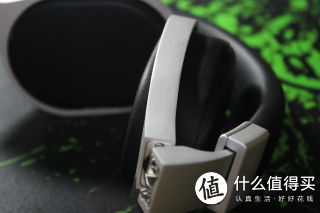 拿出耳机，虽然金属很多，但是耳机的重量控制得很好，一点都不重