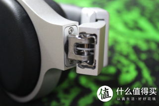 耳机的转轴处，全金属构成，质量杠杠的