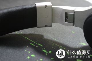 L和R在耳机转轴内侧