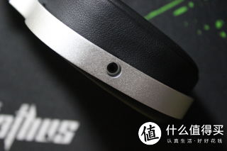 耳机插口位置比较独特，不像大多数耳机接口处于耳机单元下方