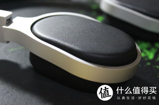 耳机单元背壳，由一圈结实金属包围着，不愧是金属加工厂做出来的