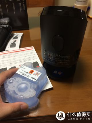 去除清洁液的盖子，按下清洁桶背部的按钮，弹出清洁仓！