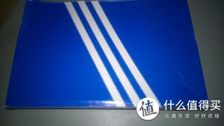 外包装打开之后，是经典三叶草的蓝色鞋盒