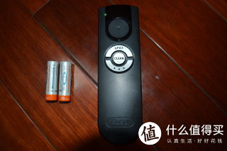 遥控器，需要两节五号电池，上面是前左右三向控制钮