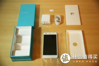  打开盒子，手机，说明书质保卡包，数据线，及电源适配器，四样；