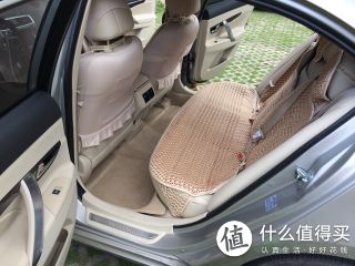 间距很宽的后排座
