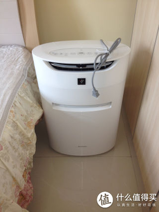安置在衣柜和床中间