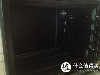 烤箱里面，有点黑，没开灯。