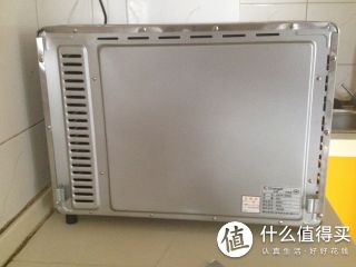 烤箱背面，看到左上角的那个小坑了吗？没看见？下一张有细节图。