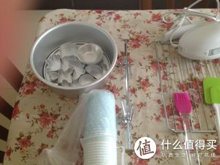 各种做蛋糕的模具，那个大的面包模是我另外买的，不是送的，