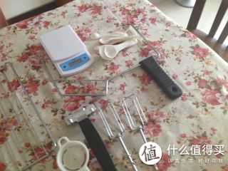 电子称和拿烤架的东西。