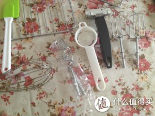 分蛋器、电动搅拌器的头、拿烤盘的工具。