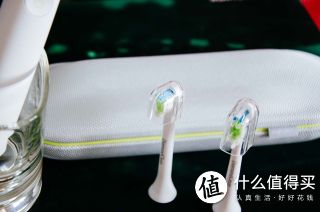 两个刷头，一大一小。不知道是大的好用，还是小的好用