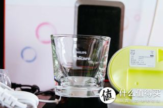 杯子，就是个普通的玻璃杯，只是底部造型可以放底座上