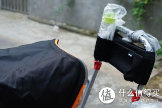 把手上有置物袋，可以放两个水瓶，还有一个敞开的口袋和一个带
