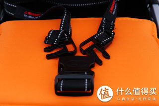 后座只有坐垫没有靠背，也只有腰带