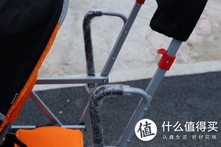 后座的扶手，大孩子坐着或者站着的时候可以双手抓牢。