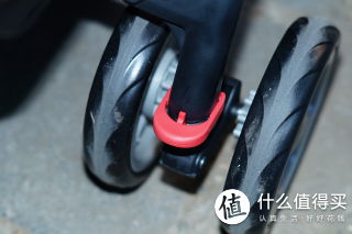 红色卡扣抬上去以后，前轮锁死，方向固定向前。