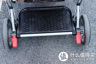单脚刹车，只要踩一边，就两边同时刹紧。