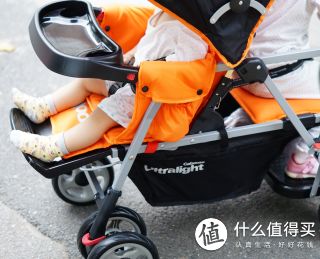 车底的置物篮很大，可以放不少东西，孩子的衣服小包被之类的。