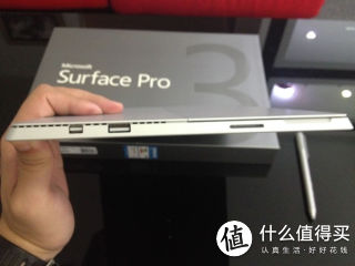 右边从上到下是minidisplayport、usb3、电源接口