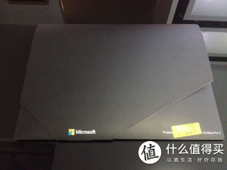 一个大黑纸袋里，大家猜猜是什么