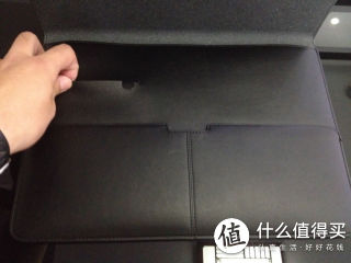 打开皮包，其实只有这个口袋能用，下面的是假的……