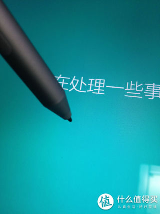在它处理事情的时候，我们看一下笔，当笔靠近屏幕的时候，会有