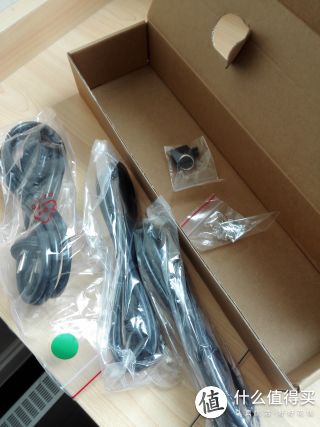 配件就一根电源线，两根网线，两把硬盘位锁钥匙和一些螺丝。