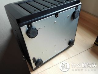 底部四个垫脚是带减震胶圈的