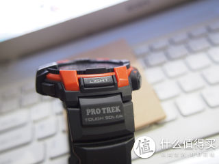 背光按键还有PROTREK logo和太阳能性能标注